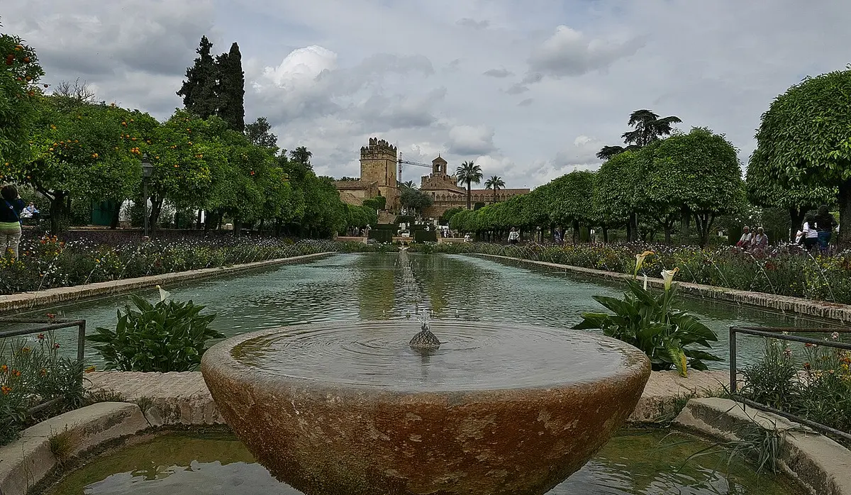 Estanque con fuente y jardines del Alcázar de los Reyes Cristianos, con las torres al fondo
