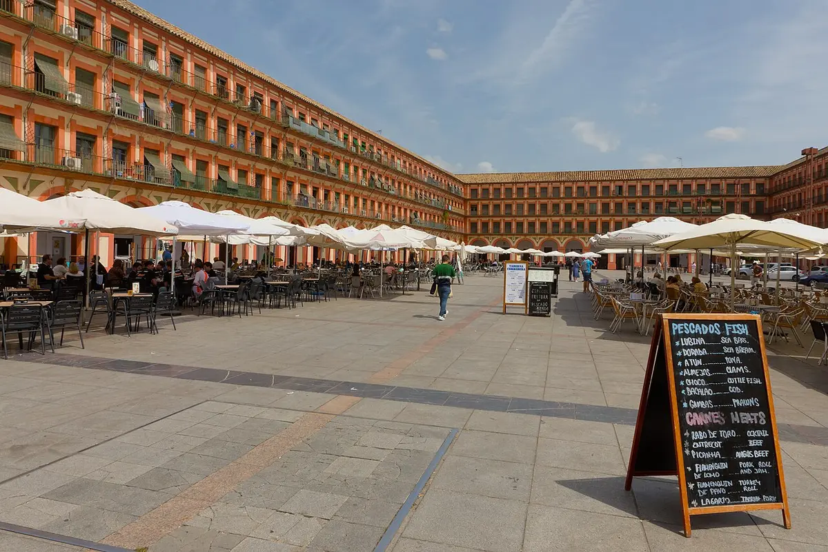 Plaza de la Corredera de Córdoba, con soportales de color ocre y terrazas