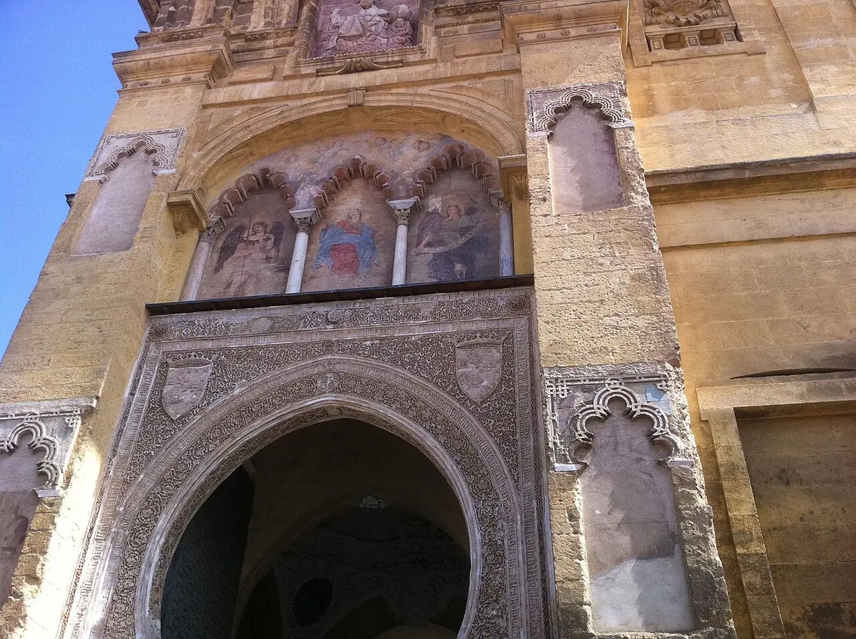 Portada de la Puerta del Perdón de la Mezquita-Catedral de Córdoba, con su arco de herradura decorado