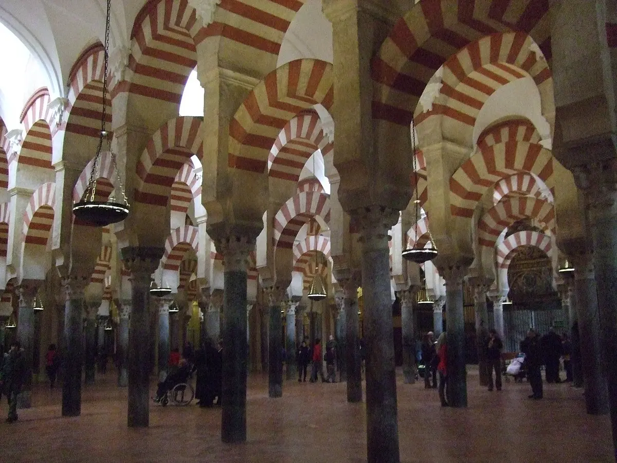 Bosque de columnas y arcos de dos colores en el interior de la Mezquita-Catedral de Córdoba