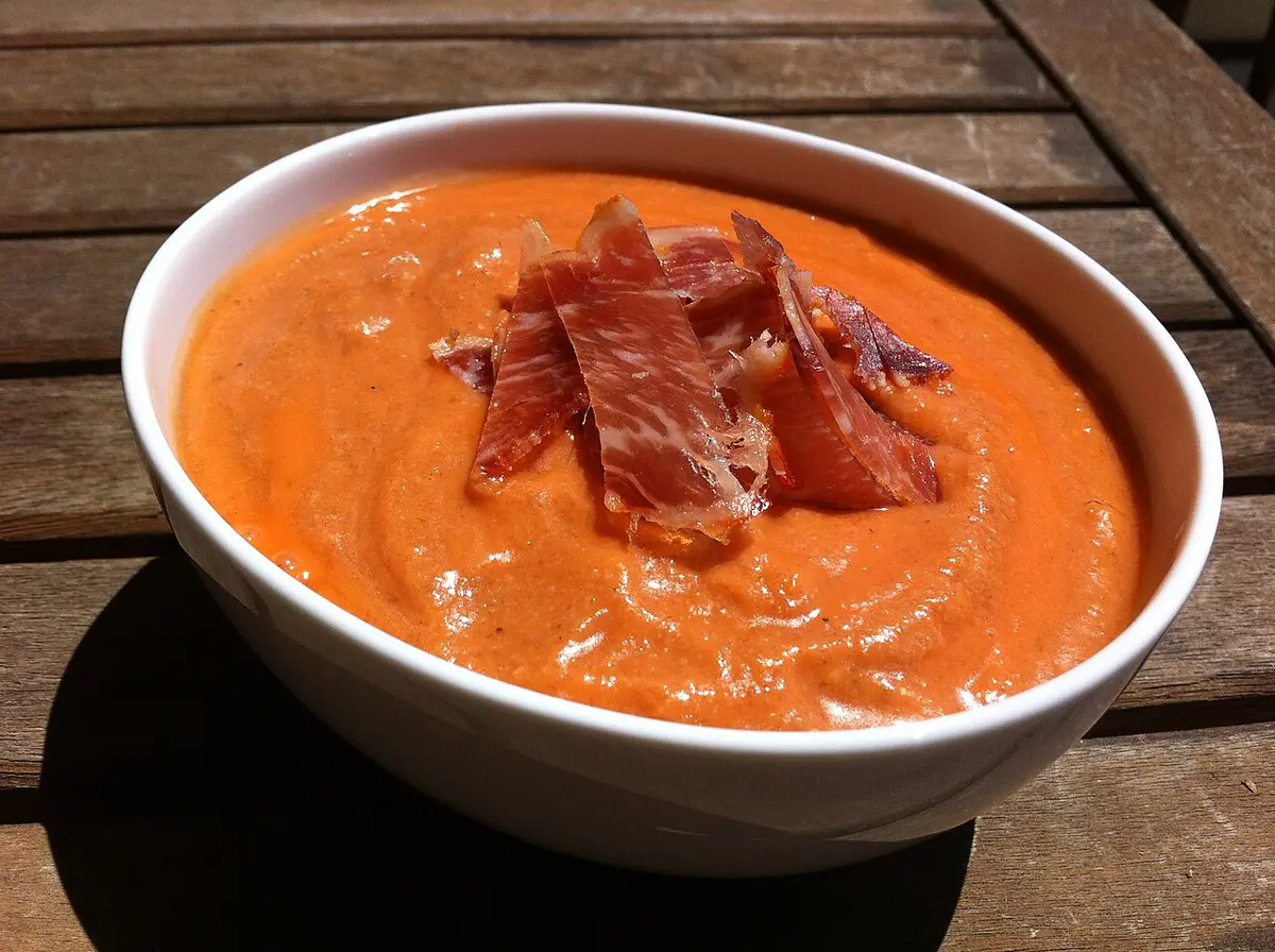Cuenco de salmorejo cordobés con virutas de jamón por encima