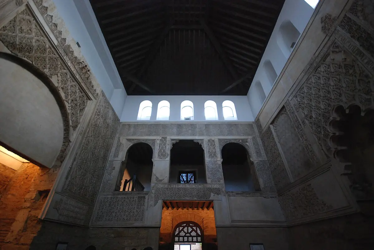 Interior de la Sinagoga de Córdoba con sus yeserías mudéjares y la pared decorada