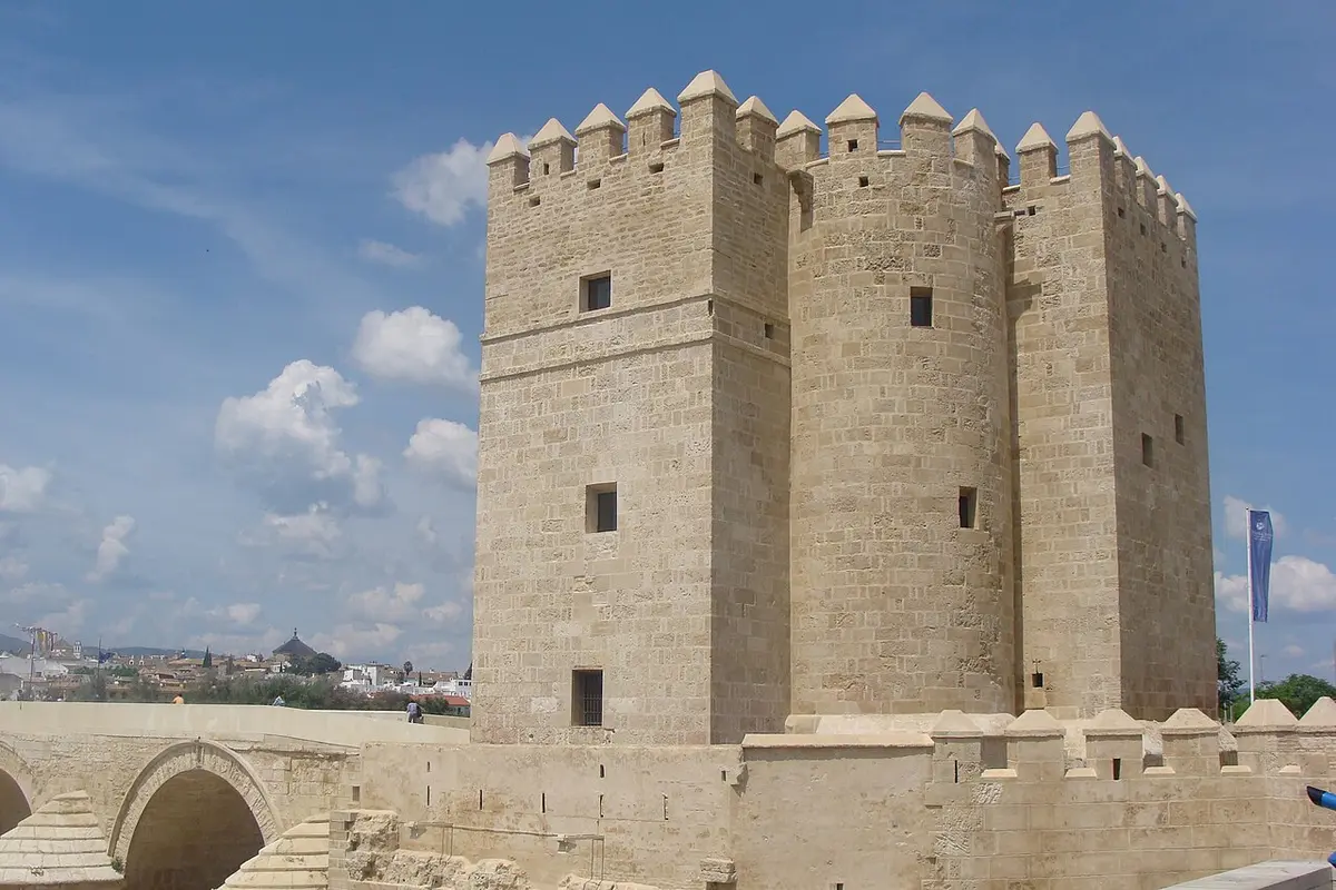 Torre de la Calahorra, fortaleza almohade con tres torreones y almenas, junto al Puente Romano