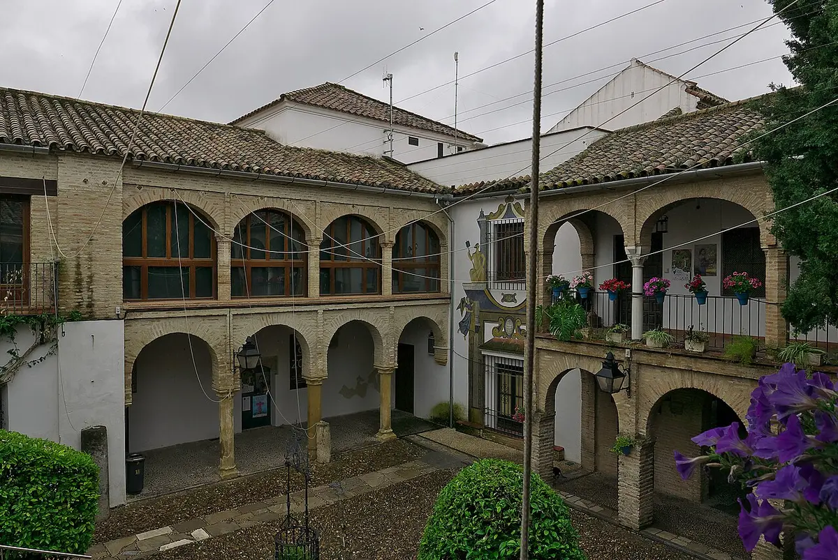 Patio del Zoco de Córdoba con arcos, plantas y una fuente en el centro